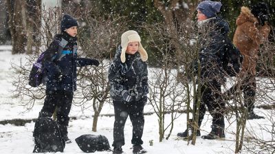 Первый снег. Детские забавы