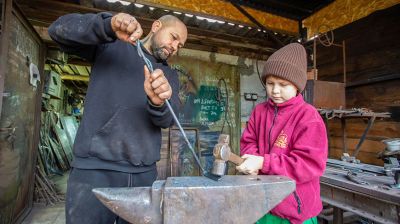 Возродил старинное ремесло. Белорус открыл семейную кузницу