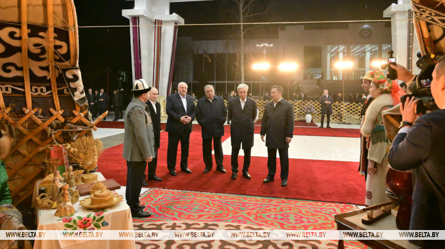 Лидеры стран ОДКБ ознакомились с экспозицией в национальном колорите