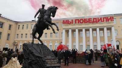 Памятник Рокоссовскому, парад военной техники. В Гомеле почтили память героев-освободителей