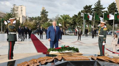 Лукашенко в Алжире возложил венок в мемориальном комплексе "Памятник славы и мученичества"