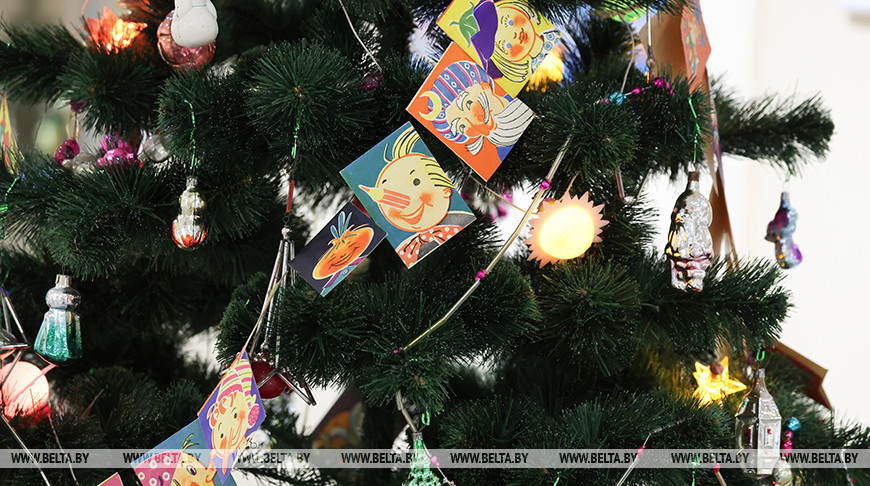 Более 2 тыс. елочных игрушек, гирлянд и открыток разных эпох представили на выставке в Могилеве