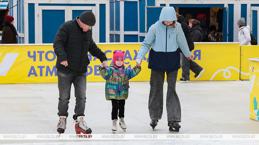От ледового катка до подарков ручной работы. Чем удивляет рождественская ярмарка в Витебске