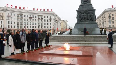 Спикер Сената Республики Кения возложил цветы к монументу Победы в Минске