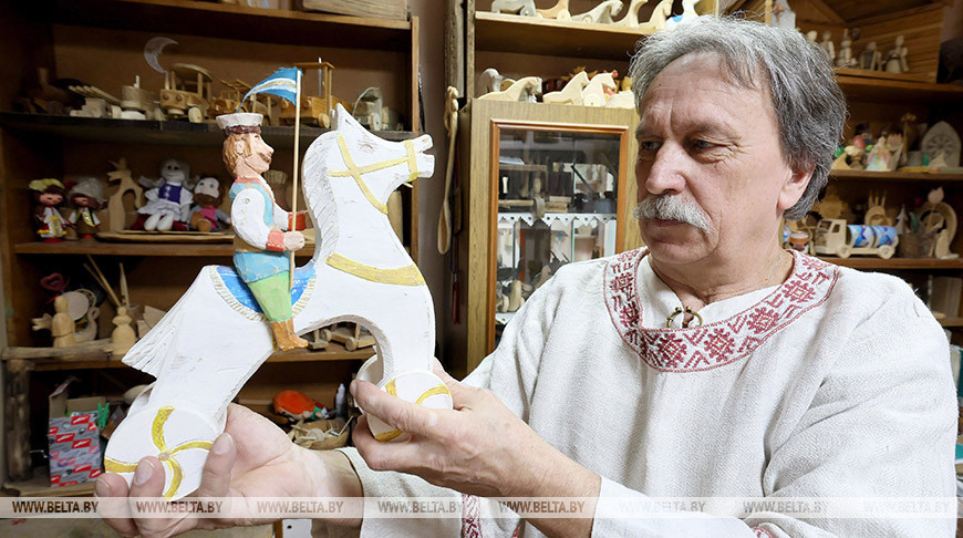 Вытинанки, набивки на ткани, старинные игрушки из дерева. Чему учат детей в Доме ремесел Глубокого