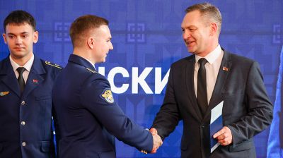Впервые в истории. Выпускникам Белорусской академии авиации вручили лицензии пилотов