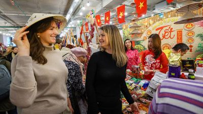Добро, мир и рождественские подарки. Супруги послов провели предновогоднюю благотворительную ярмарку 