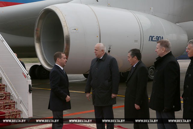 Медведев прибыл в Минск на заседания глав правительств ЕАЭС и СНГ