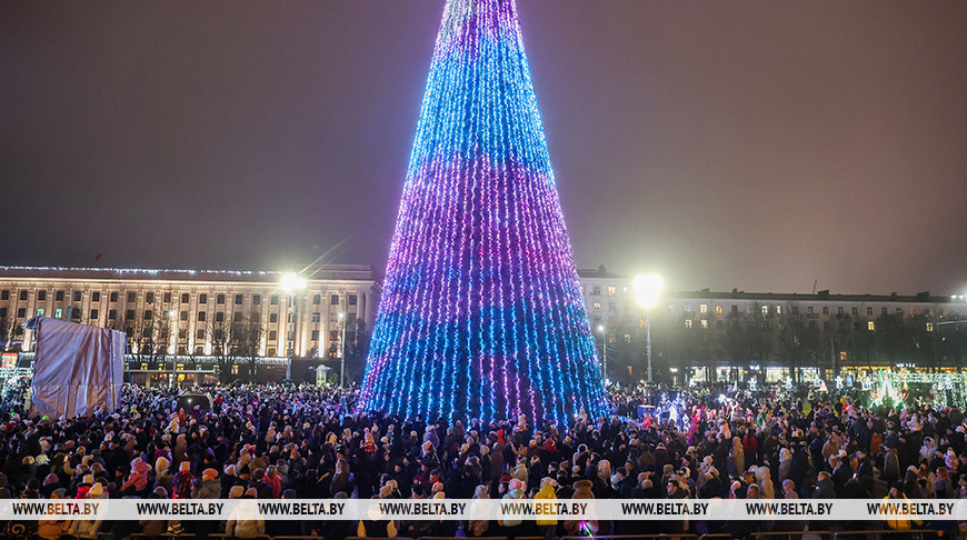 Главную елку региона зажгли в Могилеве