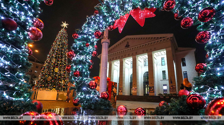 Новогодняя иллюминация превратила столицу в зимнюю сказку