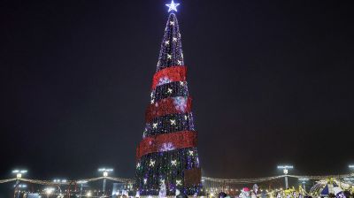 В Витебске зажгли огни на главной елке областного центра
