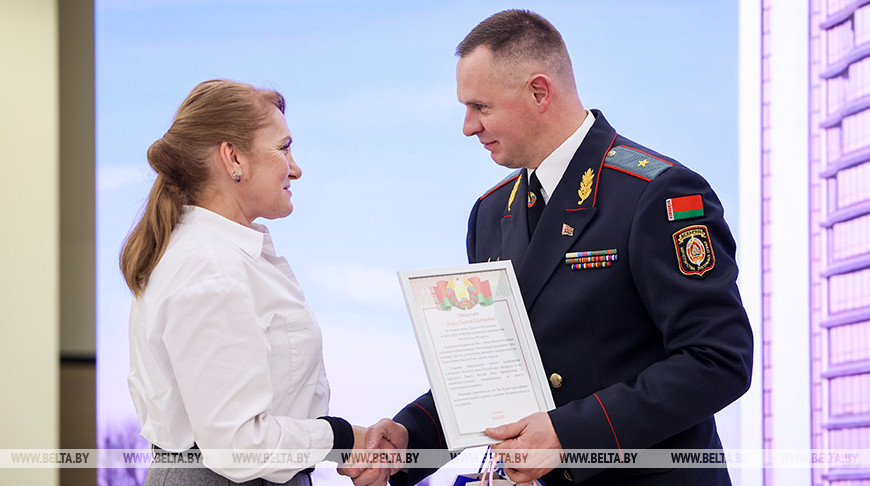 "Чувствую себя здесь как дома". В Минске более 20 человек принесли присягу гражданина Беларуси