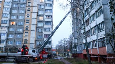Спасатели работают на месте взрыва газа в Гомеле