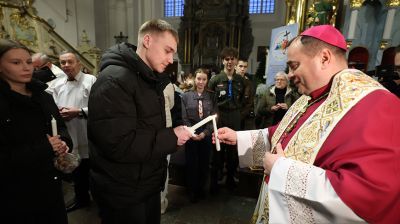Символ мира, любви и религиозного единства. В Гродно прибыл Вифлеемский огонь