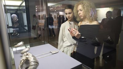 "Элегантность серебра". В Национальном художественном музее представили сокровища оманского двора