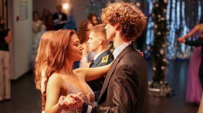 Юные и прекрасные: в Национальной школе красоты состоялся ежегодный праздничный новогодний бал