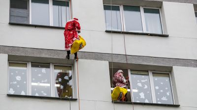 "Мама, смотри!" В окна к пациентам РНПЦ детской хирургии постучались Деды Морозы-альпинисты