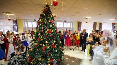 Детская площадка в подарок. Шулейко поздравил воспитанников пансионата "Васильки" в Щучинском районе
