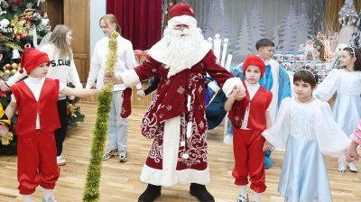 Тепло и душевно. Воспитанников Сенненского детского дома поздравили с наступающим Новым годом