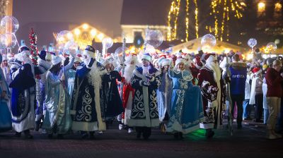 Шествие Дедов Морозов и Снегурочек собрало в Гродно более 700 участников