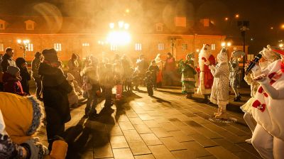 С хороводами, подарками и белорусскими песнями. В комплексе "Лошицкий" прошли первые новогодние гуляния