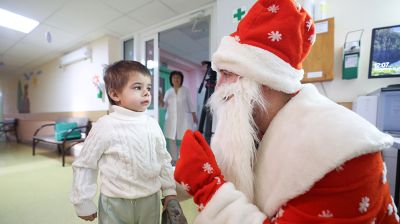 Чудеса как лекарство: к юным пациентам РНПЦ неврологии и нейрохирургии пришли Дед Мороз и Снегурочка