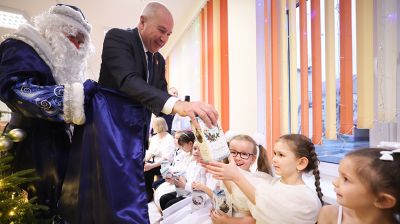 "Такие встречи дарят радость и детям, и взрослым". Караев поздравил воспитанников детсада в Гродно 