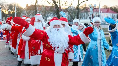 В Минске прошло шествие Дедов Морозов и Снегурочек