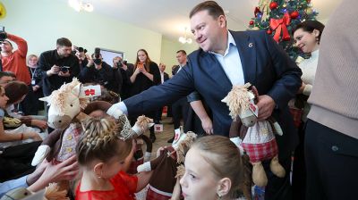 Глава Президентского спортивного клуба поздравил с Новым годом детей из социально-педагогического центра Солигорского района