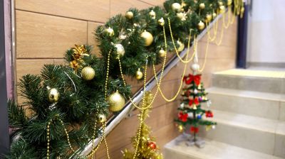 Магия из подручных материалов. Брестчане превратили свои подъезды в новогодние фотозоны