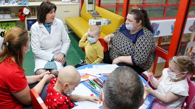 В ожидании новогоднего чуда. Кочанова поздравила юных пациентов РНПЦ детской онкологии