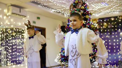В Минске с наступающим Новым годом поздравили воспитанников детского дома № 7