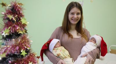 Настоящее новогоднее чудо. В Витебске поздравили мам, родивших накануне праздника