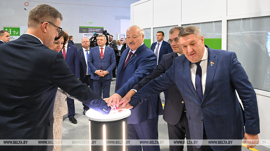 Лукашенко на "Горизонте" дал официальный старт массовому роботизированному производству телевизоров с ИИ