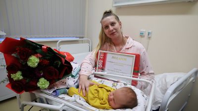 В Могилеве поздравили женщину, родившую в первые минуты нового года