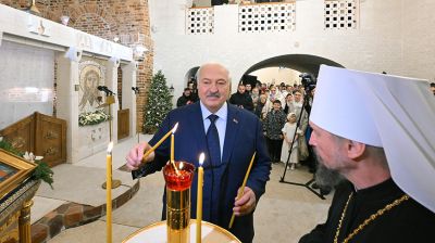 Лукашенко зажег рождественскую свечу в храме в Минском районе