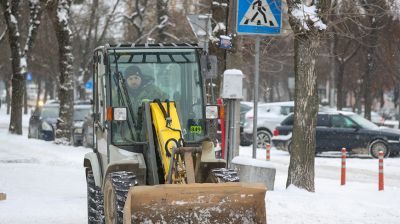 В Бресте 75 единиц спецтехники убирают снег на улицах города