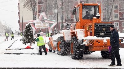 Более 180 единиц спецтехники задействованы на очистке снега в Гомеле