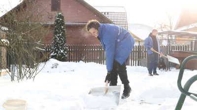 Помогают пожилым и чистят территории. К уборке снега присоединилась молодежь