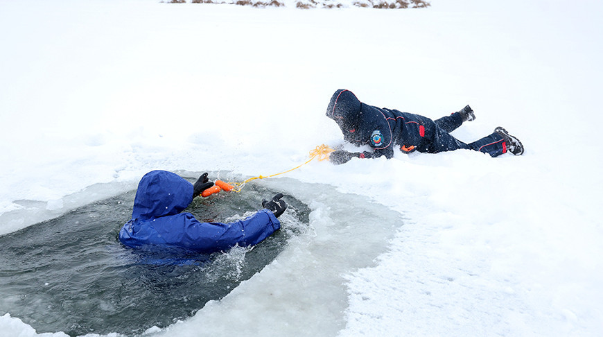 Работники ОСВОДа в Гродно продемонстрировали алгоритм действий при несчастном случае на подледной рыбалке