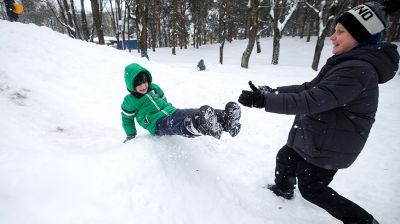 Морозный зимний день: снегопад не повод сидеть дома для активных жителей