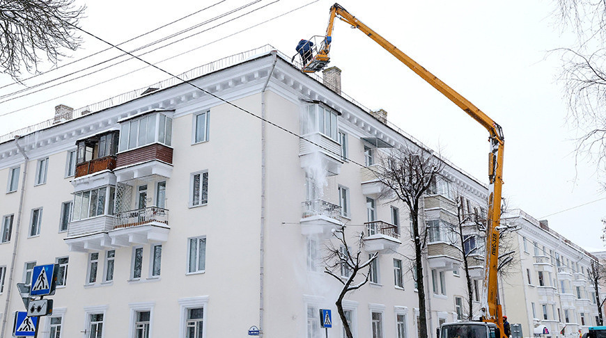 Коммунальщики Витебска очищают крыши от снега и сосулек