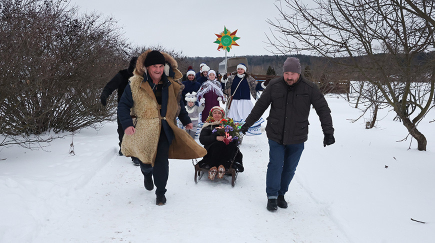 Колядное волшебство. Как в Могилевском районе встречают туристов из разных стран