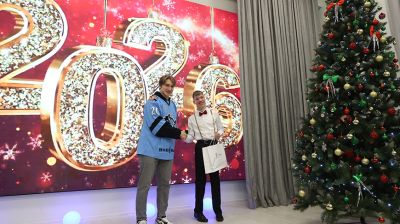 Елка, шарики, хлопушки и доброта сердец. Хоккеисты "Динамо" поздравили детей Ивенецкого дома-интерната с Новым годом 