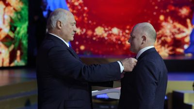 "Мы все служим Отечеству". Лукашенко отметил заслуги тех, кто двигает Беларусь вперед конкретными делами