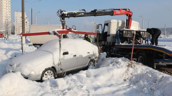В Витебске ГАИ эвакуирует автомобили в местах, где они могут помешать снегоуборочной технике