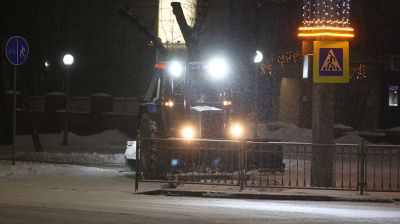 Брест накрыл снегопад. На улицах города работает спецтехника