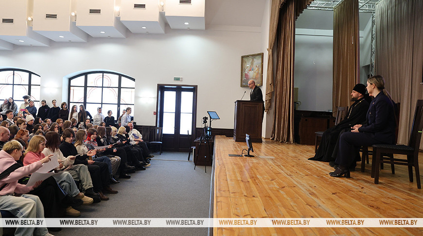 Открытый диалог о семейных ценностях. В Минске прошла встреча с молодежью проекта "Сила слова"  