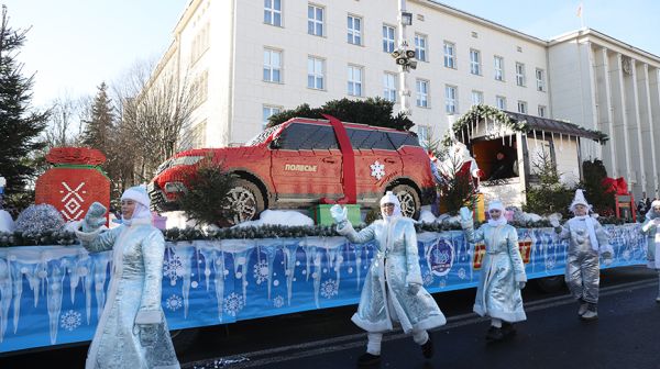 Сказочные города, парад авто и "Щелкунчик". Брест погрузился в атмосферу зимнего карнавала  