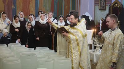 Православные верующие в Крещенский сочельник набирают в храмах Гродно освященную воду  